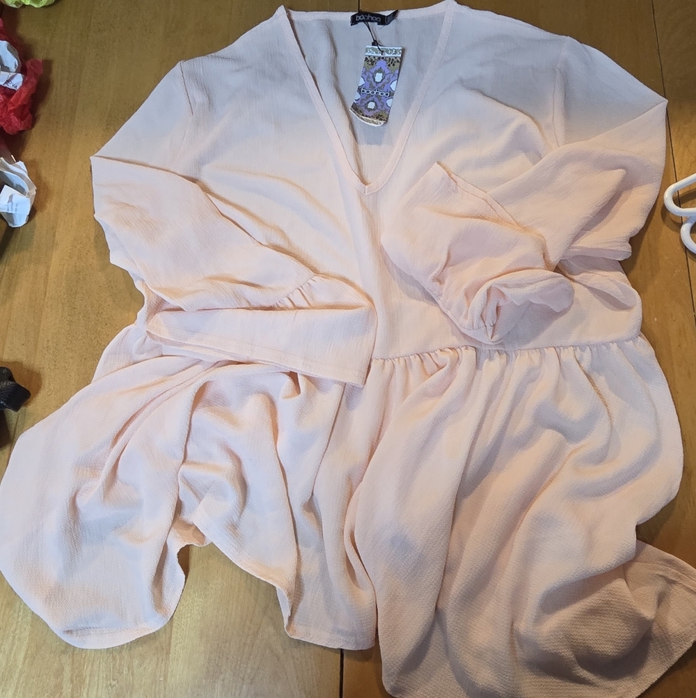 Boohoo Light Pink V-Neck 1X Peplum Asymmetrical Top